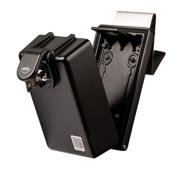 Preview: Schlüsselbox ark Scheibenmontage, mit Schlüssel geöffnetem Deckel und geöffneter Schutzklappe mit Schlüssel drin, in Frontalansicht