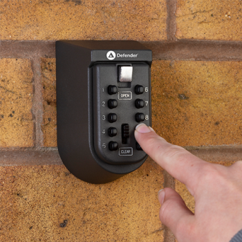 Preview: Schlüsselbox mit Druckknöpfen KeySafe Defender Eco dunkelgrau, geschlossenem Deckel, an der Wand befestigt in Frontalansicht