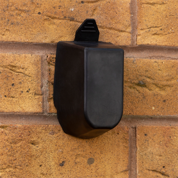 Preview: Schlüsselbox mit Druckknöpfen KeySafe Defender Eco dunkelgrau, mit Schutzhaube an der Wand befestigt in Frontalansicht