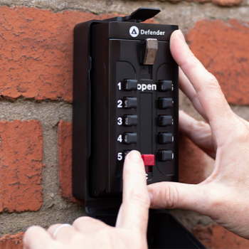 Schlüsselbox mit Druckknöpfen KeySafe Defender Big schwarz, geschlossenem Deckel an der Wand befestigt in Frontalansicht