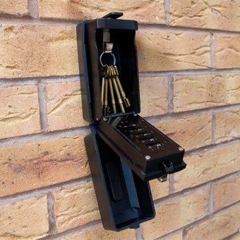 Preview: Schlüsselbox mit Druckknöpfen KeySafe Defender Big schwarz, geöffnetem Deckel, Schlüssel im Innenraum, an der Wand befestigt in Frontalansicht