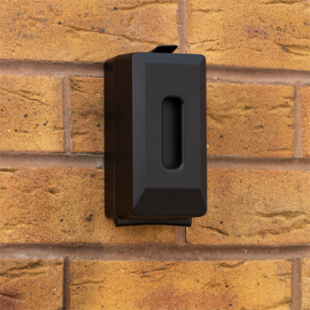 Schlüsselbox mit DruckknöpfenKeySafe Defender Eco dunkelgrau, geschlossenem Deckel an der Wand befestigt in Frontalansicht