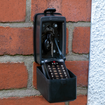 Preview: Schlüsselbox mit Druckknöpfen KeySafe Defender Pro-Tec dunkelgrau, geöffnetem Schlüssel im Innenraum, an der Wand befestigt, in Frontalansicht