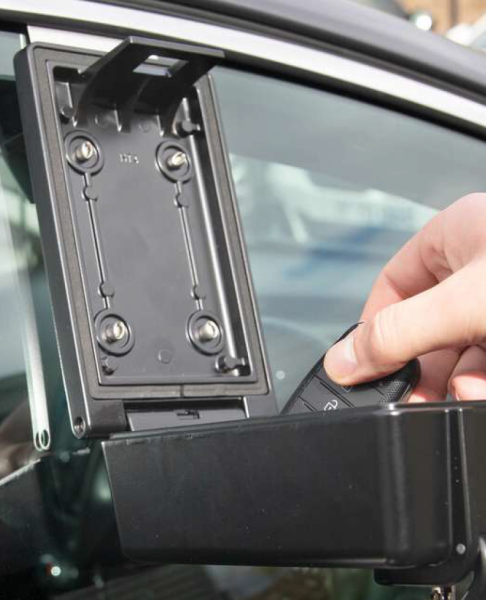 Schlüsselbox ark Scheibenmontage, mit Schlüssel geöffnetem Deckel und Schlüssel im Innenraum, in Frontalansicht an einer Autoscheibe