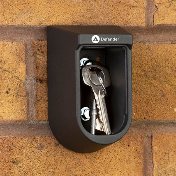 Schlüsselbox mit Druckknöpfen KeySafe Defender Eco dunkelgrau, geöffnetem Deckel, Schlüssel im Innenraum, an der Wand befestigt in Frontalansicht