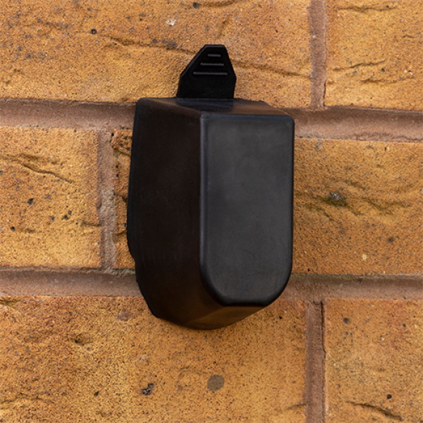 Schlüsselbox mit Druckknöpfen KeySafe Defender Eco dunkelgrau, mit Schutzhaube an der Wand befestigt in Frontalansicht