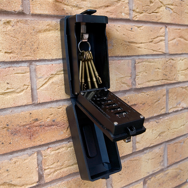 Schlüsselbox mit Druckknöpfen KeySafe Defender Big schwarz, geöffnetem Deckel, Schlüssel im Innenraum, an der Wand befestigt in Frontalansicht