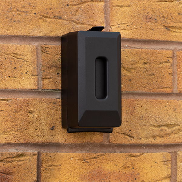 Schlüsselbox mit DruckknöpfenKeySafe Defender Eco dunkelgrau, geschlossenem Deckel an der Wand befestigt in Frontalansicht